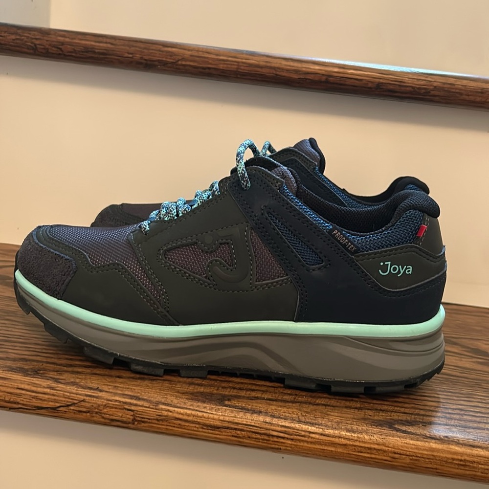 Joya Sneakers